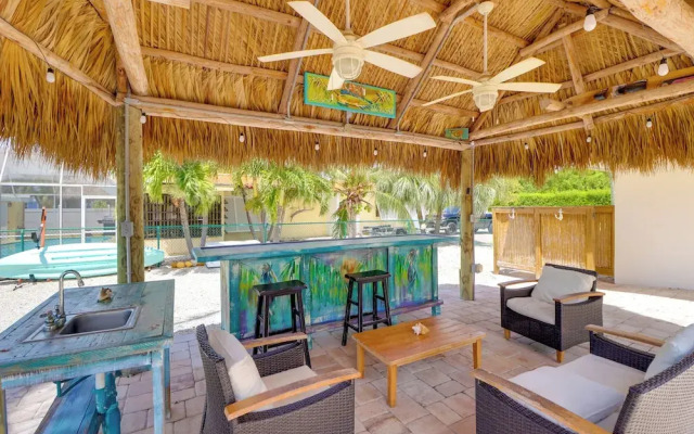 Walk to Beach: Waterfront Home in Marathon!
