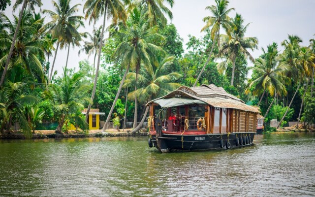 OYO 13525 HouseBoat My Trip Deluxe 3 BHK Private