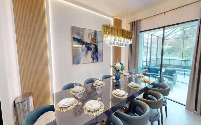 Bernie Pool Home 8 BED