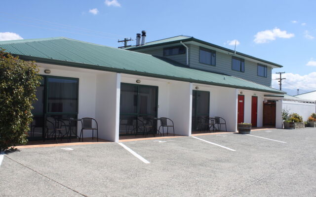 The Lakes Motel