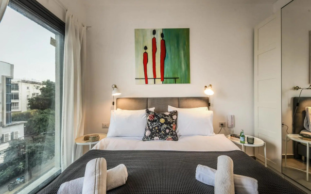 Stylish 2BR Apartment with Balcony and Urban View