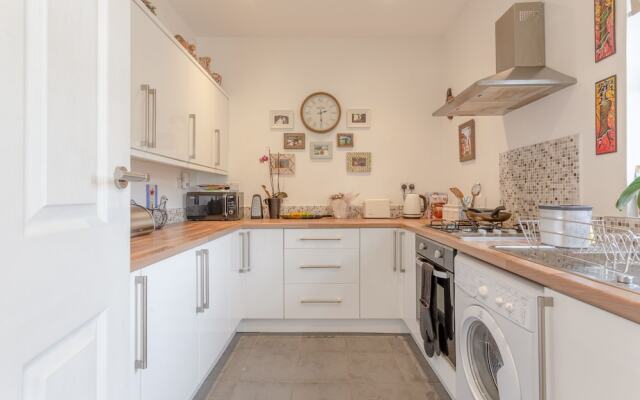 Bright Garden Flat In Wimbledon