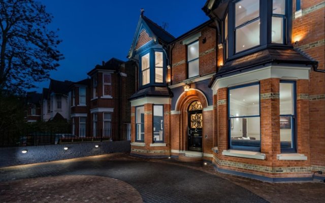 Impeccable 5-bed House in London