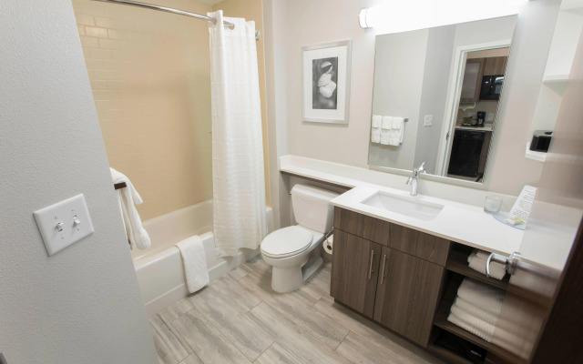 Magnolia Bay Hotel & Suites