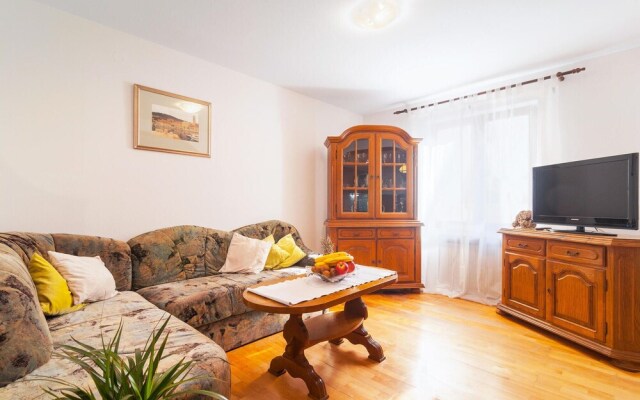 Stunning Home in Pucisca With 3 Bedrooms and Wifi