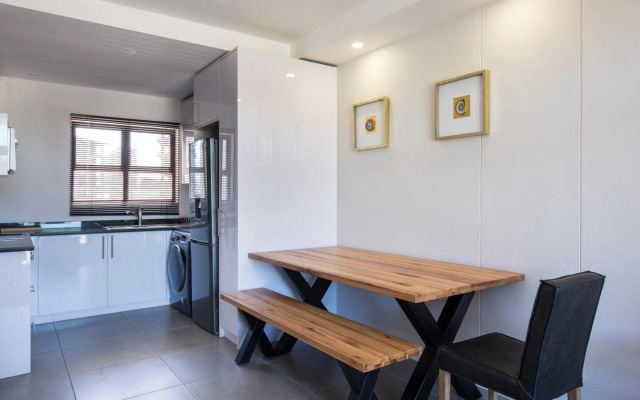 uSHAKA WATERFRONT - OUTSTANDING OPEN OUTLOOKS