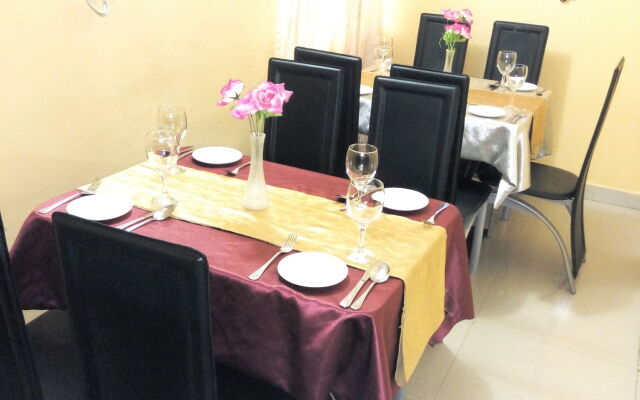 De Lawrence Court & Suites