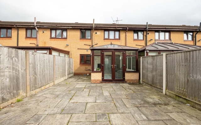 Captivating 3-bed House in Blackburn