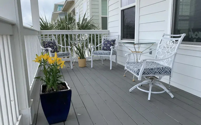 Sunset View 4 Bedroom Home by RedAwning