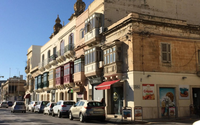 Seafront apartment between Valletta and Sliema