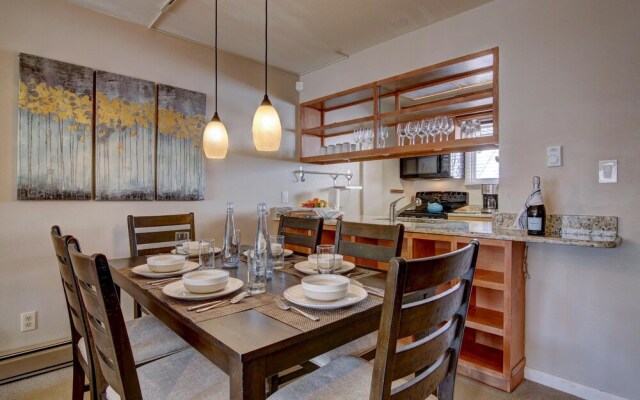 Spacious Condo - Walk to Shuttle