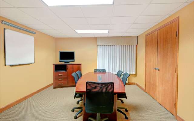 Days Inn & Suites by Wyndham Kansas City South