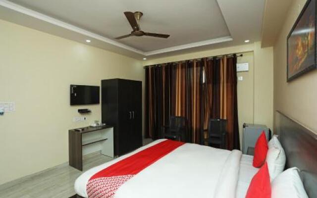 OYO 28445 Hotel Bhavini
