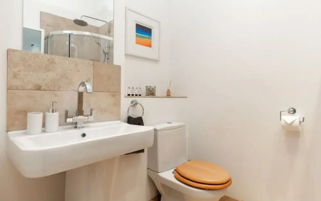 Light-filled Period Apartment - Central Bath