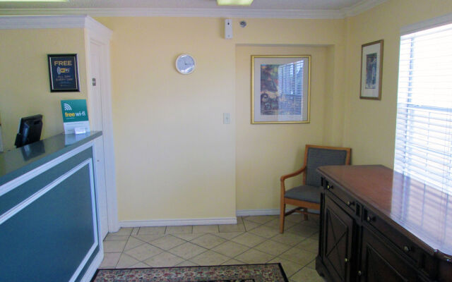 HomeTowne Studios By Red Roof Dallas - North Addison/ Tollway