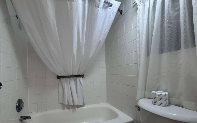 Super 8 by Wyndham Guelph