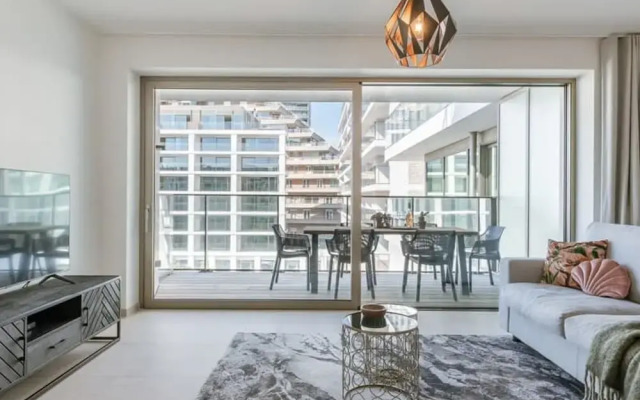 Modern Apartment With South Facing Terrace