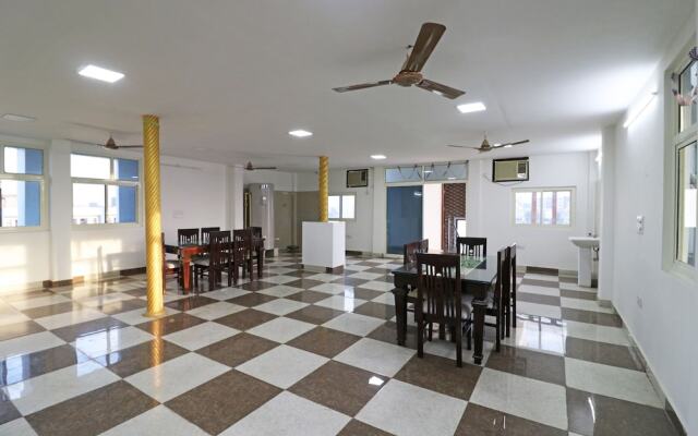 OYO 10810 Sangvi Palace