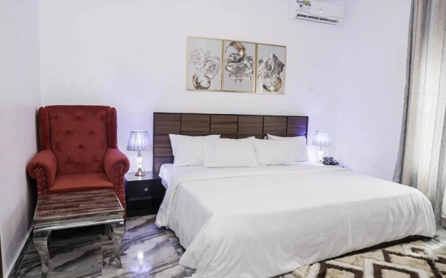 Momak 8 Hotel Adenuga House