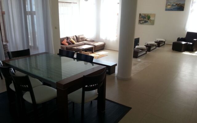 Lighthouse Luxe Estate Apart & Villas