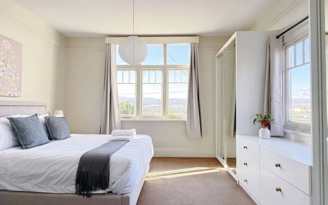 StayAU 2BR Home w/ Stunning Views in Tasmania