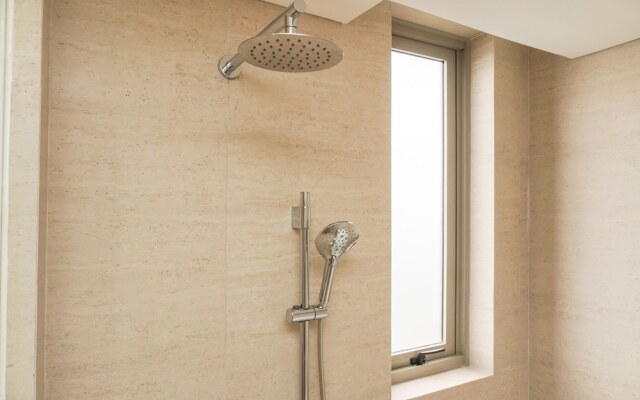 Modern Look And Nice 2Br Gold Coast Apartment Near Pik