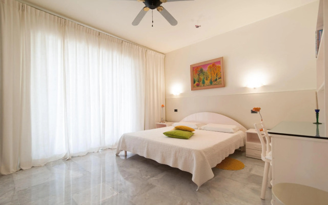 Spacious Villa with Pool and Jacuzzi