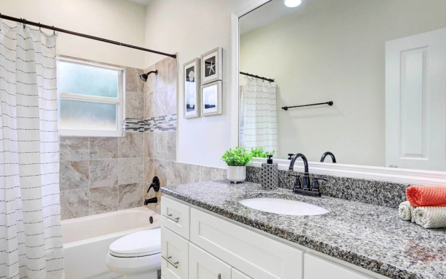 Sunny Bradenton Home w/ Lanai & Screened Pool!