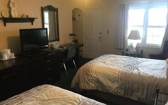 Longhouse Lodge Motel