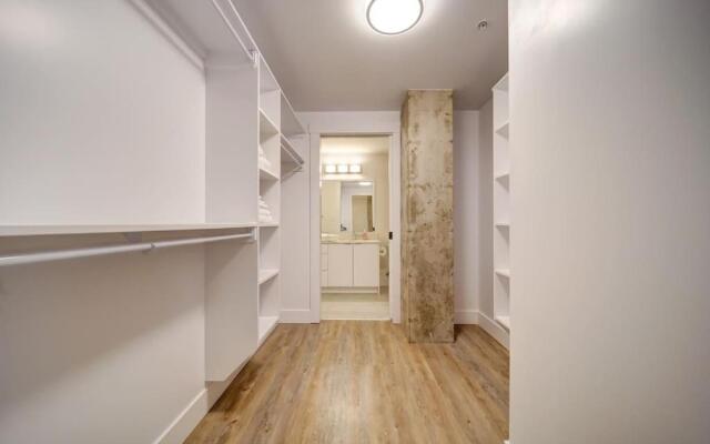 New Luxurious Modern 2BR Condo Sleeps 5 Coffee, AC, WIFI