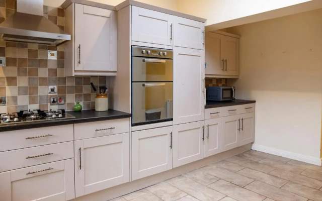 Stylish family home in desirable Penylan + Parking