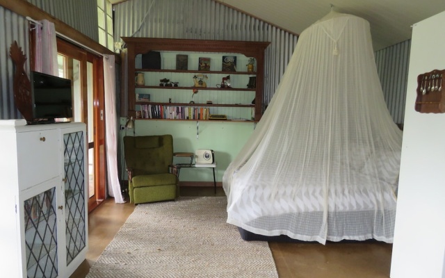 Fig Tree Retro Studio – Guest Rooms – Tugun