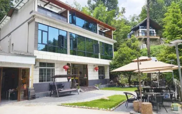 Mingjing Mountain House on the halfway of Hengshan Mountain