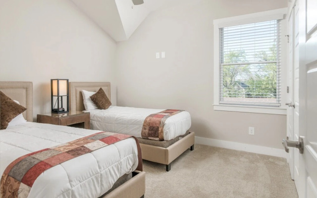 4BR/3BA Music Row House A by RedAwning