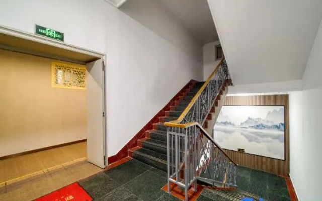 Shanghai Wangyue Hotel (Fangdian Road Subway Station)