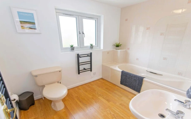 Oceanside Sleeps 6 Walk to Beach & Stylish