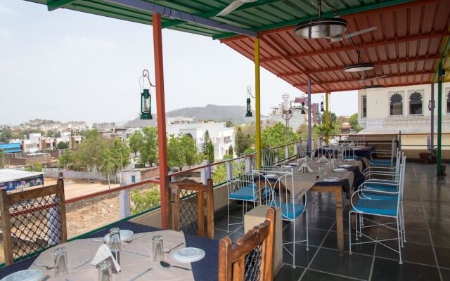 OYO 14119 Hotel Manwar