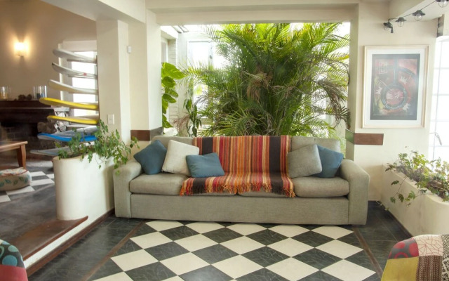 Alevines Playa el Emir Hostel & Suites