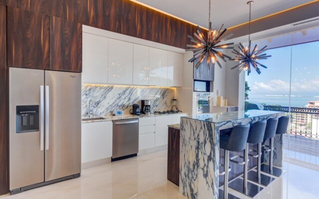 Pier 57 Penthouse 703 Romantic Zone Spectacular Ocean Views