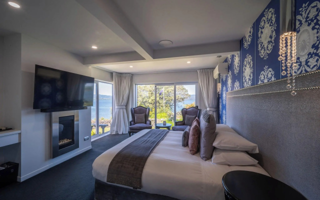 Black Swan Lakeside Boutique Hotel – Guest Rooms – Rotorua
