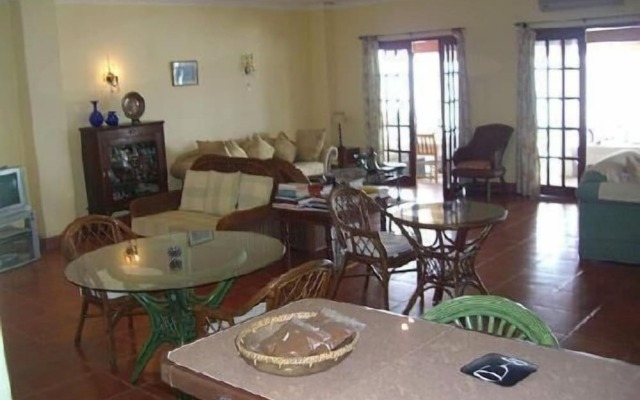 Las Flores Country & Beachside Hotel