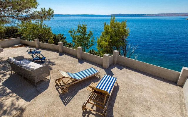 Sunny Beachfront Jablanac Apartments