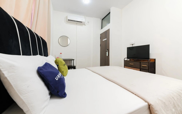 Urbanview Near Mall Botania 2 – Guest Rooms – Batam