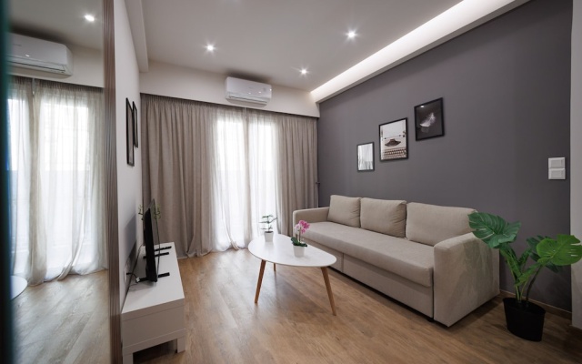 Chic & Renovated Flat Steps from Metro