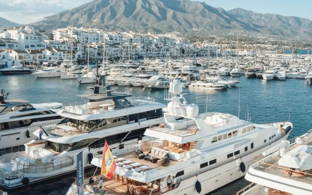 Sea front apartment in Puerto Banús