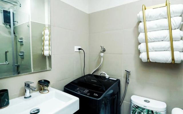 Sapphira Manor Luxurious Condo by the Bay