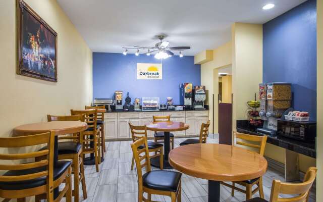 Days Inn & Suites by Wyndham Augusta Near Fort Eisenhower