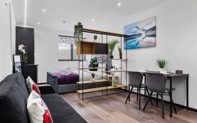 Bright Studio Retreat in Golders Green