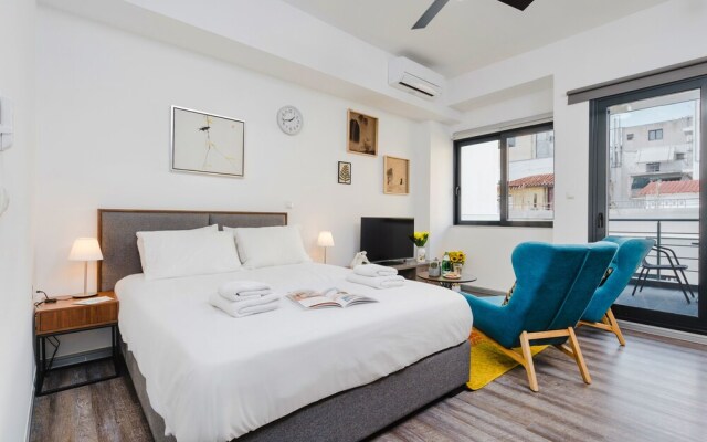 Sanders Home Suites - Charming Downtown Studio
