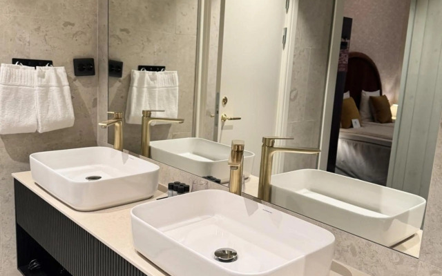 Crystal Plaza Hotel